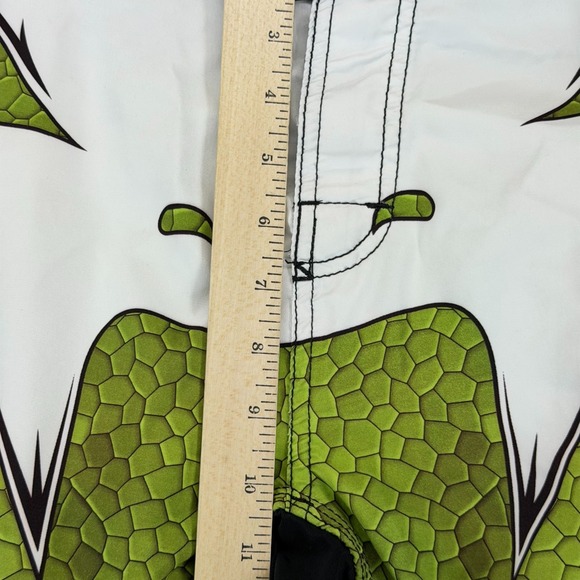 Venum MMA Fight Shorts Men's 34 Green Snake Skin Graphic Athletic Training - Picture 5 of 11